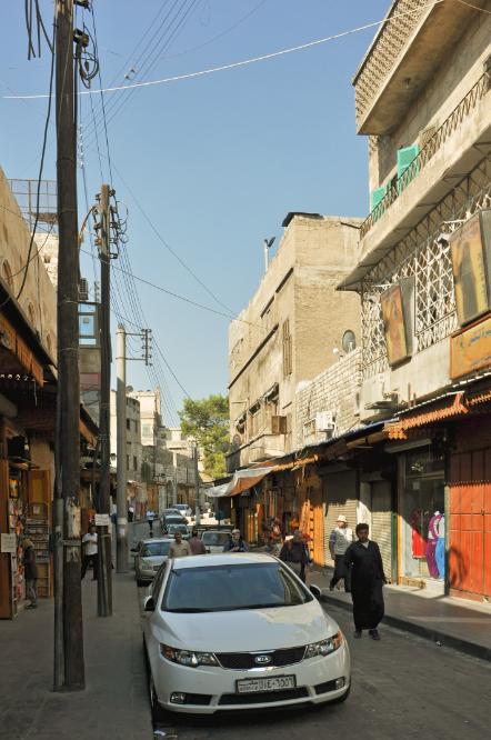101011-101456.jpg - Aleppo: Typisches Straßenbild mit vielen Kabeln.