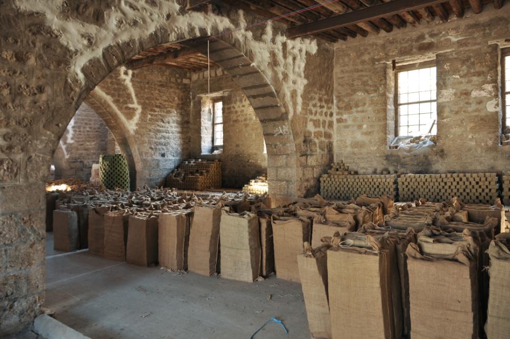 101011-113742.jpg - Aleppo: Lagerraum der Seifenfabrik