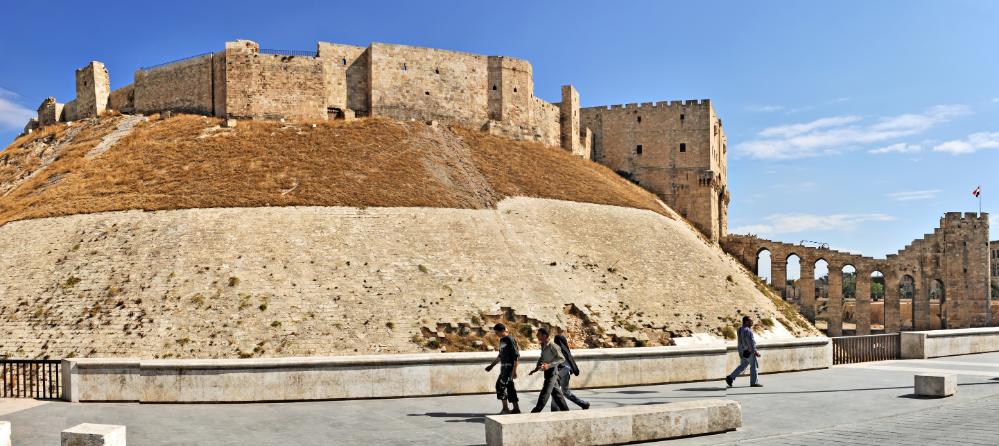 101011-120440.jpg - Aleppo: Zitadelle Saif al-Daula, die im 13. Jahrhundert auf einem teilweise künstlich errichteten Siedlungshügel 50 m über der Stadt errichtet wurde.