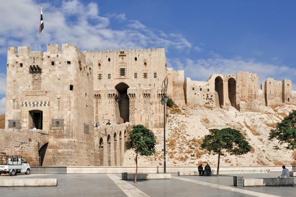 101011-121002.jpg - Aleppo: Links die Eingangstreppe der Zitadelle