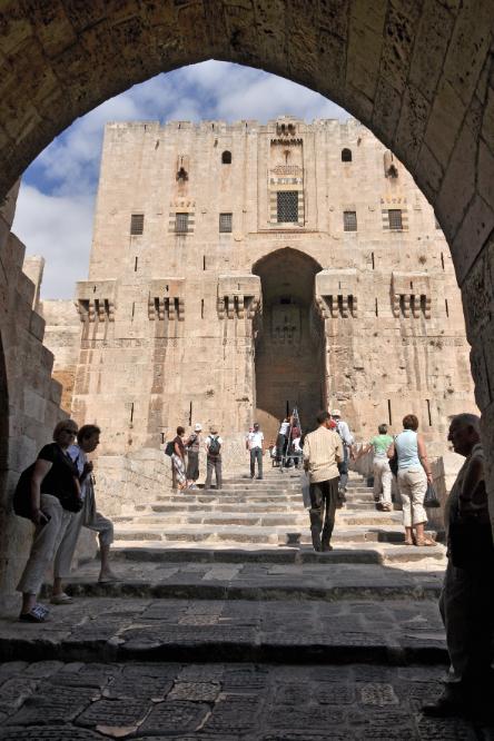 101011-122124.jpg - Aleppo: Eingangstreppe der Zitadelle