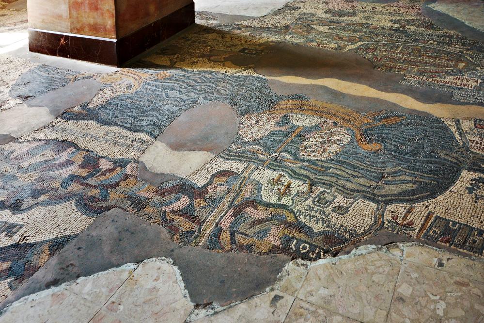 101019-113058.jpg - Das Madaba-Mosaik ist die älteste im Original erhaltene kartografische Darstellung des Heiligen Landes. Sie stammt aus dem mittleren 6. Jahrhundert n. Chr. (Quelle Wikipedia)