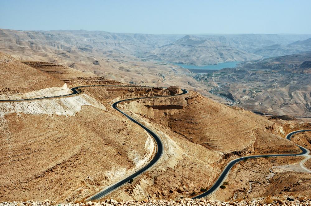 101019-131748.jpg - Auf der Fahrt zur Kreuzritterfestung Kerak: In Serpentinen windet sich die "Königsstraße" durch das Wadi Mujib, den Grand Canyon Jordaniens. 