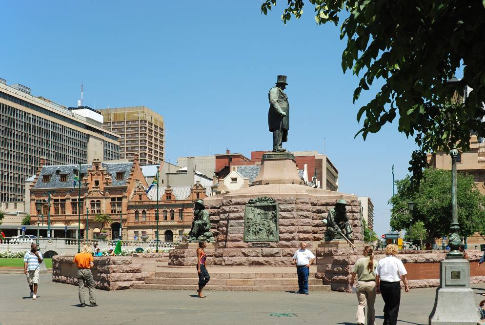 2007-10-14_10-42-00.jpg - Pretoria - Der "Church Square". Standbild des ehemaligen Präsidenten Paul Kruger