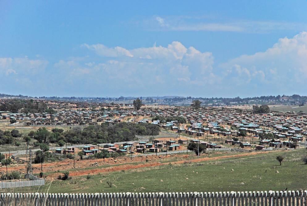 2007-10-14_13-25-50.jpg - Einige Eindrücke auf der Fahrt nach Johannesburg; neuere Siedlungen der schwarzen Bevölkerung