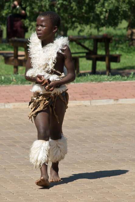 2007-10-21_09-17-26.jpg - Zweiter Besuch des Hluhluwe-Umfolozi-Nationalparks - Am Tor hatte sich eine Gruppe von Jungen zünftig verkleidet und hoffte auf eine Spende.